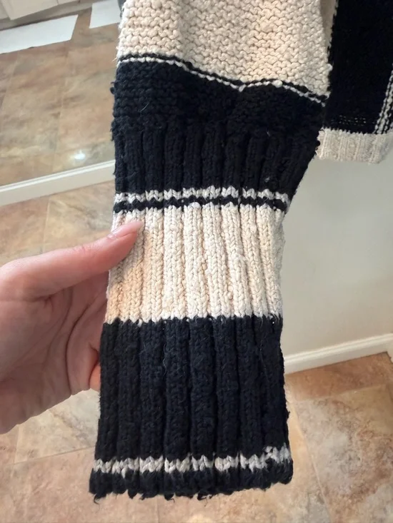 Billabong Black & Cream Striped Sweater in Size S - Picture 6 of 12